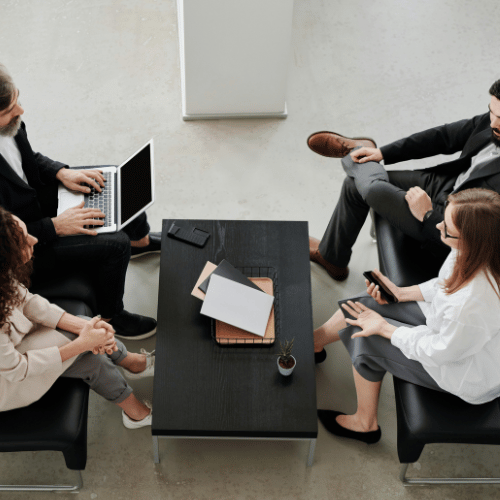 Gruppe von Mitarbeitern im Austausch, Teamentwicklung Coaching